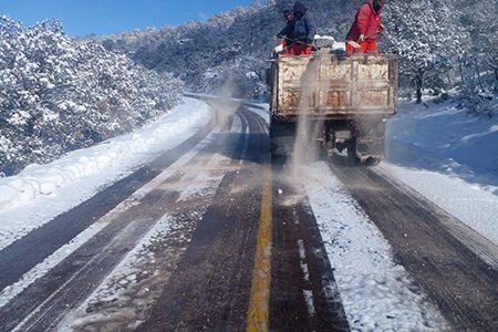 El Gobierno del Estado intensificó las labores de remoción de nieve y aplicación de sal en tramos carreteros afectados por nevadas. Conoce las acciones de la SCOP para garantizar la seguridad vial y las recomendaciones para los viajeros.