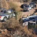 Tres agentes resultaron lesionados tras la volcadura de una patrulla en Buenaventura. El accidente ocurrió durante una persecución cuando los civiles evadieron el alto. La unidad terminó en un canal, y los agentes fueron auxiliados por sus compañeros.