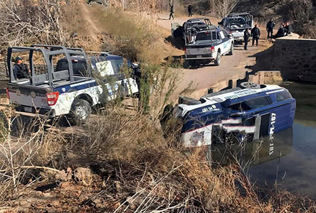 Tres agentes resultaron lesionados tras la volcadura de una patrulla en Buenaventura. El accidente ocurrió durante una persecución cuando los civiles evadieron el alto. La unidad terminó en un canal, y los agentes fueron auxiliados por sus compañeros.