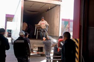 Dos camiones con mobiliario escolar llegaron a Nuevo Casas Grandes gracias a la donación del alcalde de Cd. Juárez, Cruz Pérez Cuéllar. La entrega será este domingo en la primaria Sección Hidalgo.