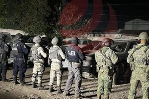 En un operativo conjunto, autoridades estatales y federales aseguraron tres vehículos en la sierra de Casas Grandes, incluyendo uno con blindaje. El operativo, realizado en El Willy, involucró a la Secretaría de la Defensa Nacional, la Guardia Nacional y la Fiscalía General del Estado.