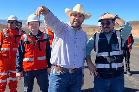 El alcalde de Casas Grandes, Roberto Lucero Galaz, supervisó obras de pavimentación en la región, destacando el apoyo de la gobernadora Maru Campos. Se pide precaución a los automovilistas en la zona.