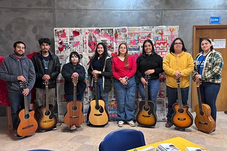 La UACJ de Nuevo Casas Grandes celebró el Día del Amor y la Amistad con dinámicas como “Cita a ciegas con un libro” y serenatas en salones.