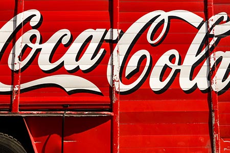 La comunidad latina en EU boicotea a Coca-Cola por acusaciones de despidos y falta de apoyo a iniciativas de diversidad.