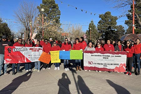 Maestros de la Sección 8 protestan en Nuevo Casas Grandes contra la reforma del ISSSTE. Exigen detener cambios que afectan sus derechos laborales.