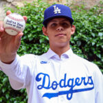 Andrés Luna, joven lanzador mexicano de 17 años, firmó con Los Angeles Dodgers. Destaca por su repertorio y proyección en el béisbol.