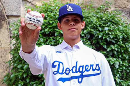 Andrés Luna, joven lanzador mexicano de 17 años, firmó con Los Angeles Dodgers. Destaca por su repertorio y proyección en el béisbol.