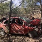 Un accidente en el kilómetro 217 del tramo I. Zaragoza-Buenaventura dejó dos muertos y tres lesionados. El vehículo cayó en un barranco de 40 metros, según informaron las autoridades estatales.