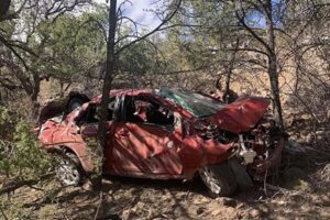 Un accidente en el kilómetro 217 del tramo I. Zaragoza-Buenaventura dejó dos muertos y tres lesionados. El vehículo cayó en un barranco de 40 metros, según informaron las autoridades estatales.