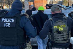 EE.UU. detiene a 100 miembros del Tren de Aragua en Denver, Colorado. Agentes de ICE, DEA y FBI realizaron operativos en 11 estados, utilizando incluso granadas de humo en algunas redadas.