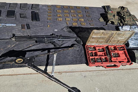 Elementos de la Guardia Nacional y el Ejército aseguraron armas, cartuchos y equipo táctico en una brecha de Casas Grandes, Chihuahua. Parte de la Operación Frontera.