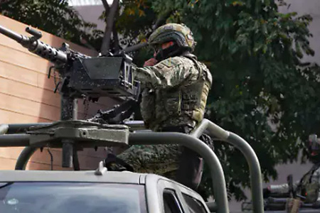 Un enfrentamiento entre militares de la SEDENA y un grupo criminal en la sierra de Casas Grandes dejó dos civiles muertos.