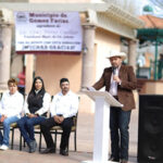 Cruz Pérez Cuéllar y la Asociación Civil Más por Chihuahua entregaron una ambulancia y mobiliario escolar a Gómez Farías, fortaleciendo la educación y servicios de salud en la región.