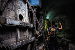 Conviértete en un explorador urbano y descubre los rincones ocultos de tu ciudad. Sigue esta guía con consejos de seguridad, equipo esencial y los mejores lugares para la exploración urbana.