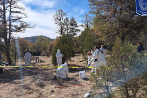 Hallan cuerpo que podría ser de Antonio Carmona, conductor desaparecido en Casas Grandes. Autoridades identifican a más víctimas en fosas clandestinas.