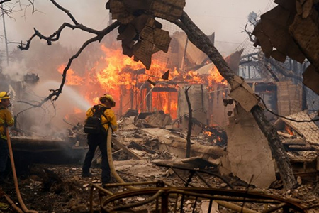 Las autoridades de California controlaron los incendios forestales en Los Ángeles tras tres semanas. Los siniestros dejaron 30 muertos, miles de desplazados y daños de cientos de miles de millones de dólares.