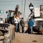 Instalan luminarias en el acceso norte de Nuevo Casas Grandes para mejorar la seguridad. La presidenta Odileth Piñon supervisó el inicio de esta obra clave liderada por Servicios Públicos Municipales.