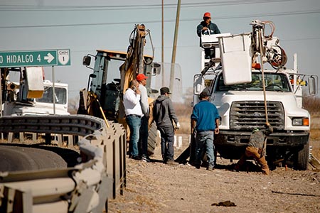 La Presidenta Municipal de Nuevo Casas Grandes, Odileth Piñón, supervisó el inicio de la instalación de luminarias en el acceso norte, mejorando la seguridad y visibilidad en la vía hacia Ciudad Juárez.