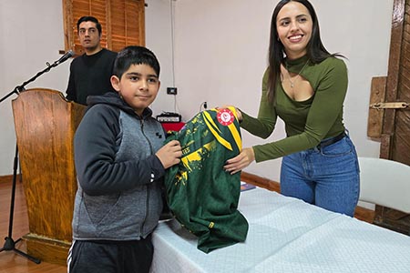 Jóvenes ajedrecistas de NCG recibieron uniformes para los Juegos Estatales CONADE 2025. El evento contó con la presencia de autoridades municipales que destacaron el esfuerzo de los deportistas.