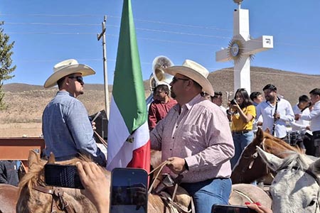 Galeana recibió la Cabalgata Binacional Villista en su edición 25. Francis Leany recibió al contingente y la bandera de manos de Rogelio Pacheco.