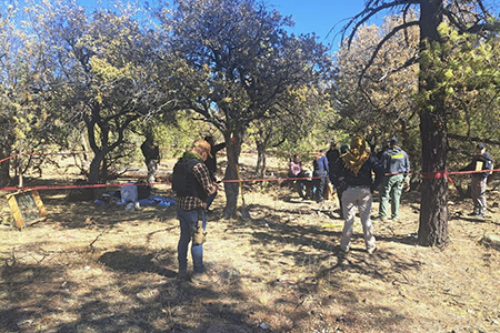 Autoridades hallaron dos cadáveres, dos osamentas y una extremidad cefálica en la sierra de Casas Grandes. La Fiscalía continúa con la investigación en la zona de El Willy, donde se han localizado más fosas clandestinas.