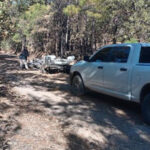 Agentes de la Fiscalía localizaron una pick up calcinada durante la búsqueda de cuatro personas desaparecidas en Madera. El vehículo fue asegurado para su investigación.