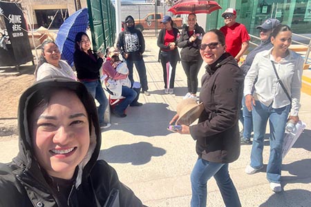 Docentes de Puerto Palomas realizaron una manifestación pacífica contra la reforma a la ley del ISSSTE, exigiendo proteger sus derechos laborales.