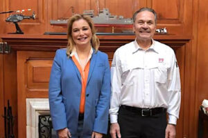 Maru Campos se reúne con el director del Infonavit para discutir la implementación del programa "Vivienda para el Bienestar" en Chihuahua. Se analizará la donación de predios para construir viviendas accesibles para los trabajadores.