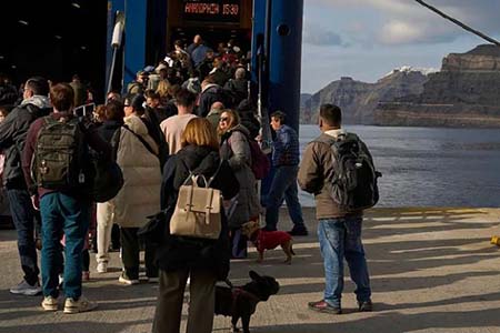 Santorini registra más de 550 sismos en una semana, obligando a evacuar a 9 mil personas. Autoridades temen una erupción volcánica tras dos terremotos de 4.9. Conoce los detalles de la alerta.