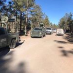 Un campamento delictivo fue desmantelado en la sierra de Chihuahua, con la detención de dos hombres y el aseguramiento de armamento.