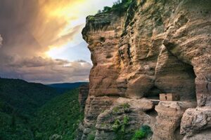 Madera, Chihuahua, impulsa un ambicioso plan de turismo sustentable. Con apoyo estatal y del INAH, busca restaurar sitios históricos como las Casas Acantilado y crear un fondo para mejorar la infraestructura urbana, garantizando la prosperidad de la región a través de un turismo responsable.