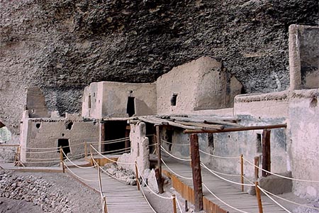 Descubre la historia del pueblo rarámuri en el Museo El Gigante, en Ciudad Guerrero, Chihuahua. Conoce sus prácticas funerarias y su modo de vida antes del contacto español.