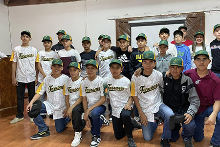 El municipio de Nuevo Casas Grandes entregó uniformes y apoyo económico a los selectivos de béisbol que participarán en los Juegos CONADE 2025.