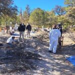 La Fiscalía de Chihuahua refuerza trabajos forenses en Casas Grandes tras el hallazgo de fosas clandestinas. Se invita a familiares de desaparecidos a donar ADN para agilizar la identificación.