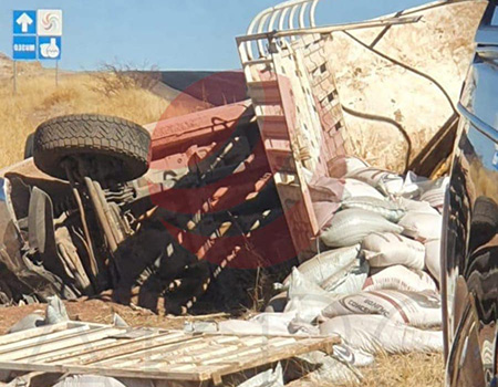 Accidente vial en El Puerto del Chocolate: un vehículo que remolcaba una carreta con costales de alimento para ganado volcó. Autoridades atienden el incidente.