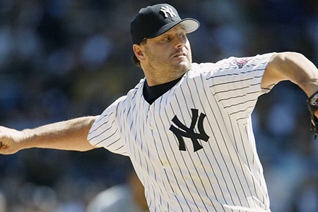 Roger Clemens, leyenda de los Yankees, regresa al equipo como instructor de lanzadores. Aaron Boone confirmó su incorporación esta semana.