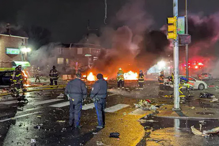 Claudia Sheinbaum lamenta la muerte de seis mexicanos en el avionazo de Filadelfia. Las autoridades consulares brindan apoyo a las familias afectadas.