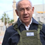 Israel retrasa liberación de prisioneros palestinos tras ceremonia de Hamas. Netanyahu afirma que están listos para retomar combates.