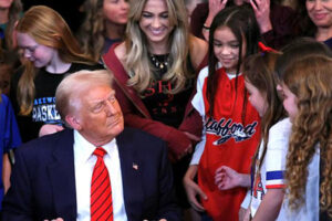 El presidente Donald Trump firmó una orden ejecutiva que prohíbe a mujeres transgénero participar en deportes femeninos, instruyendo a agencias federales a interpretar el Título IX según el sexo asignado al nacer y amenazando con retirar financiamiento a instituciones que no cumplan.