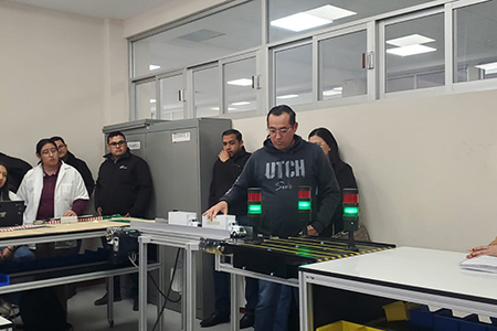 La UTCH Sur recibió a representantes de UT Paquimé para compartir su experiencia en Logística. El intercambio incluyó recorridos por laboratorios y diálogos sobre planes de estudio y metodologías de enseñanza.