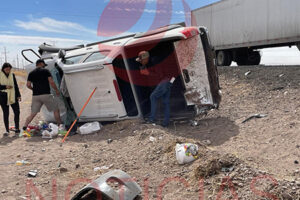 Un accidente en el tramo de Nuevo Casas Grandes a Janos dejó dos pickups siniestradas, una de ellas volcada. Cruz Roja y Guardia Nacional brindaron atención en el lugar.