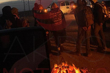 Productores agrícolas bloquean carretera NCG-Janos exigiendo a CFE restablecer energía a pozos agrícolas. Paso solo para emergencias.