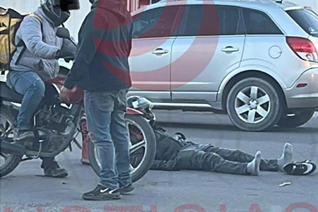 Un motociclista repartidor de comida resultó lesionado tras chocar con un automóvil en el cruce de calle 3 de Junio y Carranza en Chihuahua.