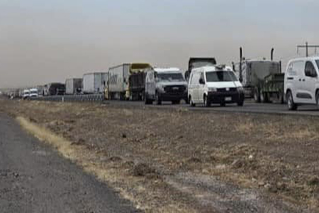 La carretera NCG-Janos fue cerrada por nula visibilidad y accidentes viales. Autoridades piden extremar precauciones y evitar circular hasta nuevo aviso.