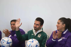 El ICHD entregó balones de fútbol a 150 escuelas primarias de 18 municipios de Chihuahua. Programa "Juntos en el Deporte Escolar" promueve el fútbol infantil.