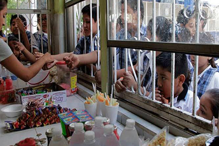 La SEyD ordenó a las escuelas de Chihuahua retirar publicidad y mobiliario de comida "chatarra" antes del 28 de marzo. Medida para promover alimentación saludable.