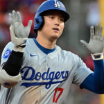 Dodgers ralentizan rehabilitación de Shohei Ohtani, priorizando su rol como bateador designado. Dave Roberts confirma cambio en su recuperación.