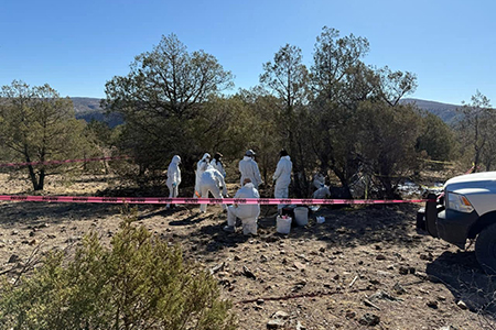 Autoridades localizaron un cuerpo más en la zona serrana de Casas Grandes, sumando 93 los restos encontrados. Trabajos de identificación continúan.