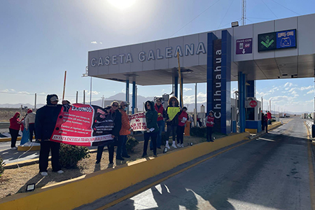 Maestros de la región Casas Grandes tomaron la caseta Galeana en protesta por la reforma a la Ley del ISSSTE. La acción duró dos horas.