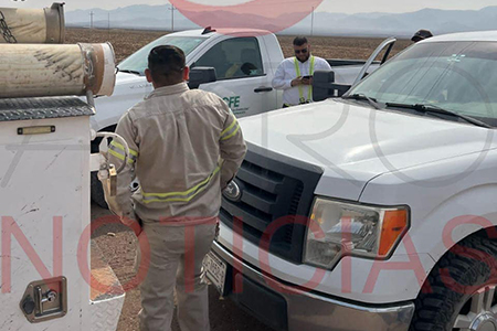 Menonitas de El Cuervo bloquean acceso tras el corte de luz en sus pozos agrícolas. Acusan a la CFE de incumplir acuerdos y realizar cortes injustificados que afectan su producción.